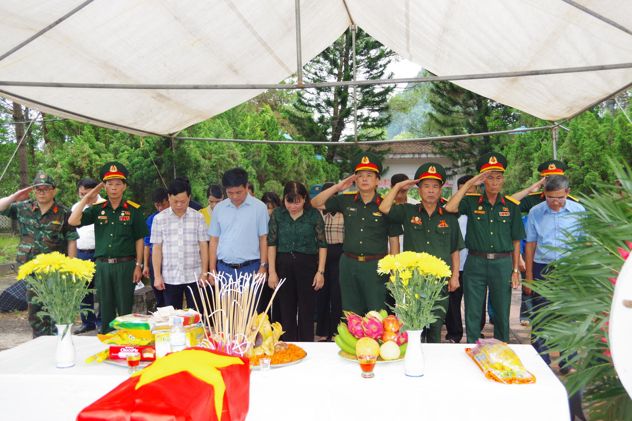 Lễ truy điệu, an t&aacute;ng h&agrave;i cốt liệt sĩ Nguyễn Đức Vui tại Nghĩa trang Liệt sĩ Phục H&ograve;a. (Ảnh: Phương Quyền)