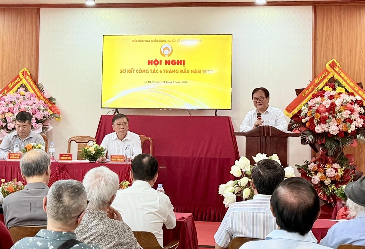 NSND - Chủ tịch Vương Duy Bi&ecirc;n, Hiệp hội Ph&aacute;t triển c&ocirc;ng nghiệp văn h&oacute;a Việt Nam chia sẻ th&ocirc;ng tin tại Hội nghị (Ảnh: Th&ugrave;y Dương).