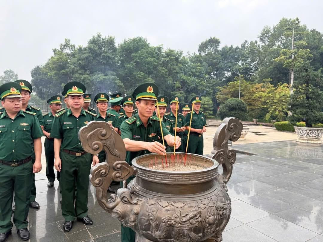 Cán bộ, chiến sĩ Đồn Biên phòng Cửa khẩu Lộc Thịnh dâng hương tri ân các anh hùng liệt sĩ tại Căn cứ Tà Thiết