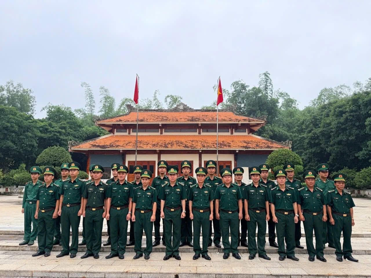 C&aacute;c c&aacute;n bộ, chiến sĩ chụp ảnh lưu niệm sau lễ d&acirc;ng hương.