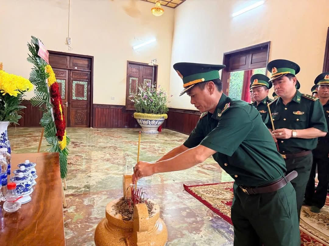 Cán bộ, chiến sĩ Đồn Biên phòng Cửa khẩu Lộc Thịnh dâng hương tri ân các anh hùng liệt sĩ tại Căn cứ Tà Thiết