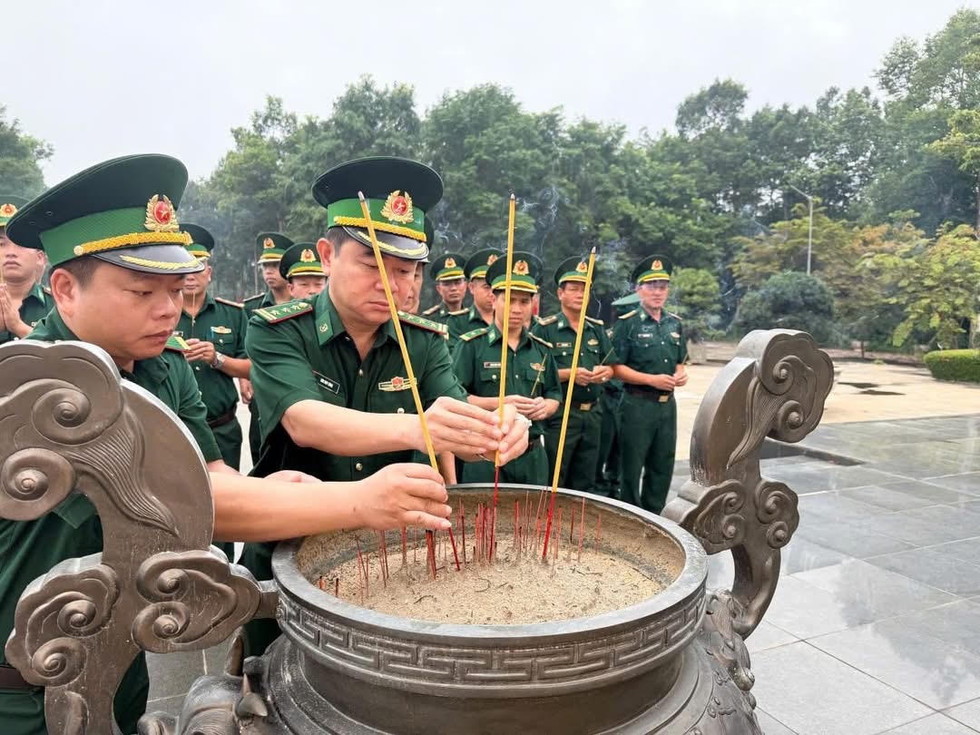 Cán bộ, chiến sĩ Đồn Biên phòng Cửa khẩu Lộc Thịnh dâng hương tri ân các anh hùng liệt sĩ tại Căn cứ Tà Thiết