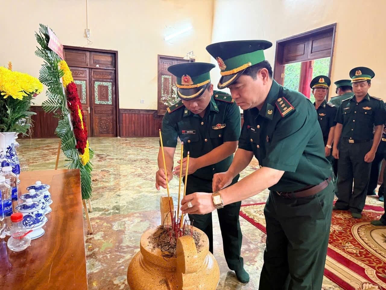 Cán bộ, chiến sĩ Đồn Biên phòng Cửa khẩu Lộc Thịnh dâng hương tri ân các anh hùng liệt sĩ tại Căn cứ Tà Thiết