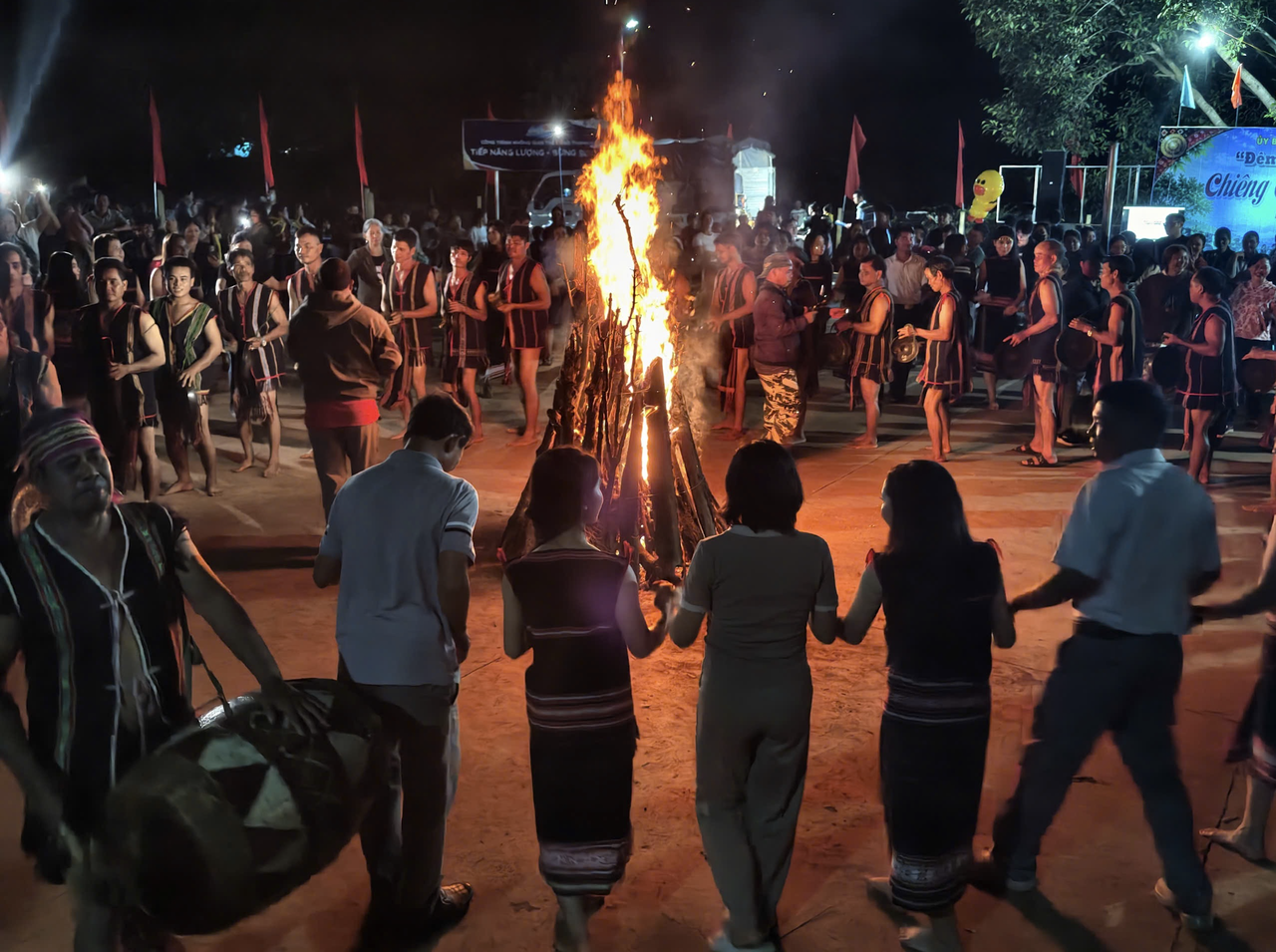 Người d&acirc;n v&agrave; du kh&aacute;ch h&ograve;a m&igrave;nh trong kh&ocirc;ng gian văn h&oacute;a 'Đ&ecirc;m h&agrave;nh tr&igrave;nh của Chi&ecirc;ng cổ - Mr&ocirc;ng Yố'. (Ảnh: Ch&iacute; B&igrave;nh)
