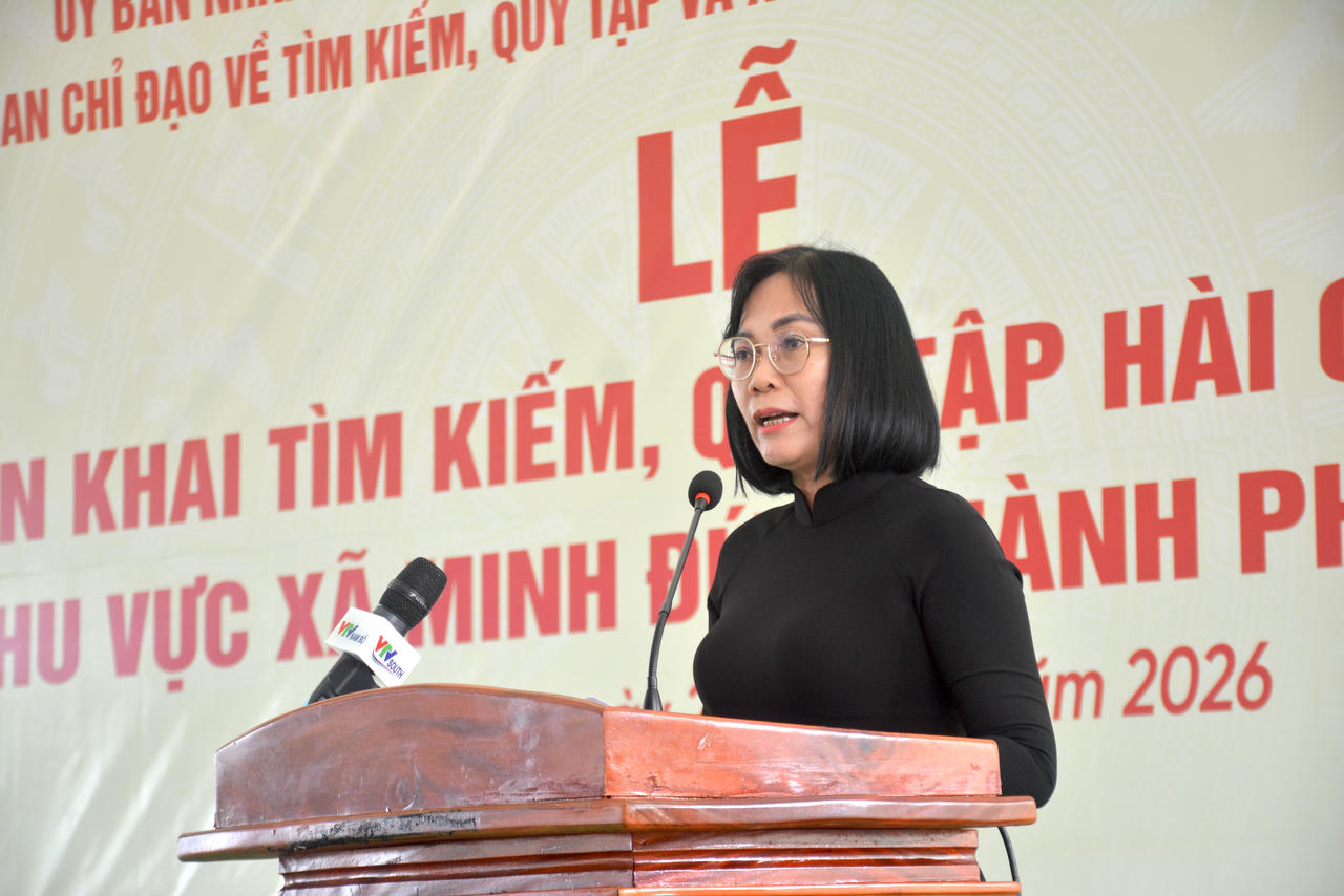 B&agrave; Nguyễn Thị Ho&agrave;ng, Ph&oacute; Chủ tịch UBND, Trưởng Ban Chỉ đạo th&agrave;nh phố Đồng Nai b&aacute;o c&aacute;o kết quả t&igrave;m kiếm, quy tập h&agrave;i cốt liệt sĩ tại khu vực x&atilde; Minh Đức, th&agrave;nh phố Đồng Nai. Ảnh Duy Trường