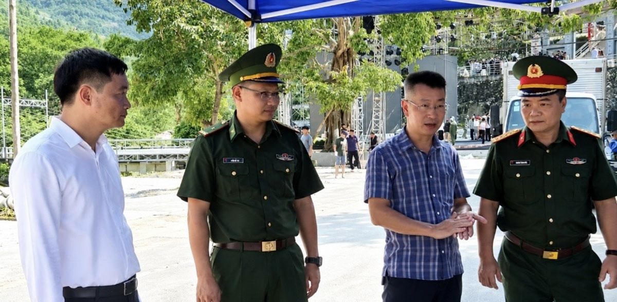 L&atilde;nh đạo tỉnh Tuy&ecirc;n Quang kiểm tra c&ocirc;ng t&aacute;c chuẩn bị Cầu truyền h&igrave;nh 'Sao s&aacute;ng dẫn đường'. (Ảnh: Kh&aacute;nh Huyền)