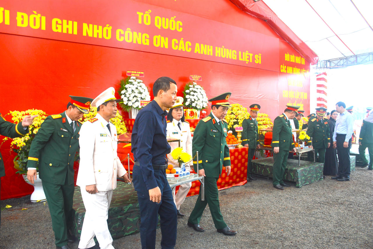 Đại tướng Phan Văn Giang, Ủy vi&ecirc;n Bộ Ch&iacute;nh trị, Ph&oacute; Thủ tướng Ch&iacute;nh phủ, Bộ trưởng Bộ Quốc v&agrave; B&iacute; thư th&agrave;nh uỷ Đồng Nai - Vũ Hồng Văn thực hiện Nghi lễ quy tập h&agrave;i cốt liệt sĩ. Ảnh Duy Trường