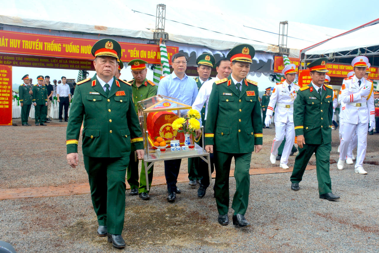 Đại tướng Nguyễn Trọng Nghĩa - Ủy vi&ecirc;n Bộ Ch&iacute;nh trị, Chủ nhiệm Tổng cục Ch&iacute;nh trị Qu&acirc;n đội nh&acirc;n d&acirc;n Việt Nam v&agrave; Thượng tướng Phạm Trường Sơn - Ph&oacute; Tổng Tham mưu trưởng Qu&acirc;n đội nh&acirc;n d&acirc;n Việt Nam thực hiện Nghi lễ quy tập h&agrave;i cốt liệt sĩ. Ảnh Trọng Trung