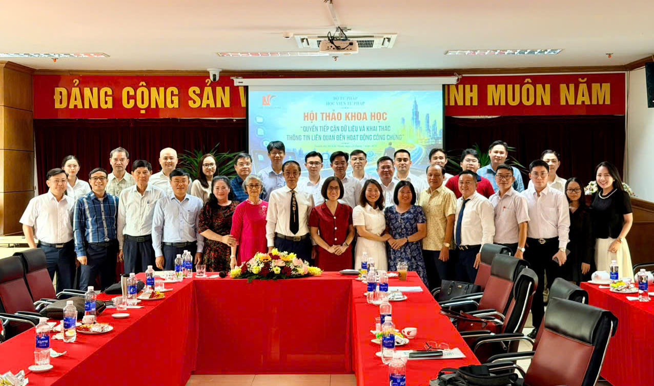 C&aacute;c đại biểu chụp ảnh lưu niệm tại Hội thảo khoa học với chủ đề quyền tiếp cận cơ sở dữ liệu v&agrave; khai th&aacute;c th&ocirc;ng tin trong hoạt động c&ocirc;ng chứng. Ảnh : HVTP