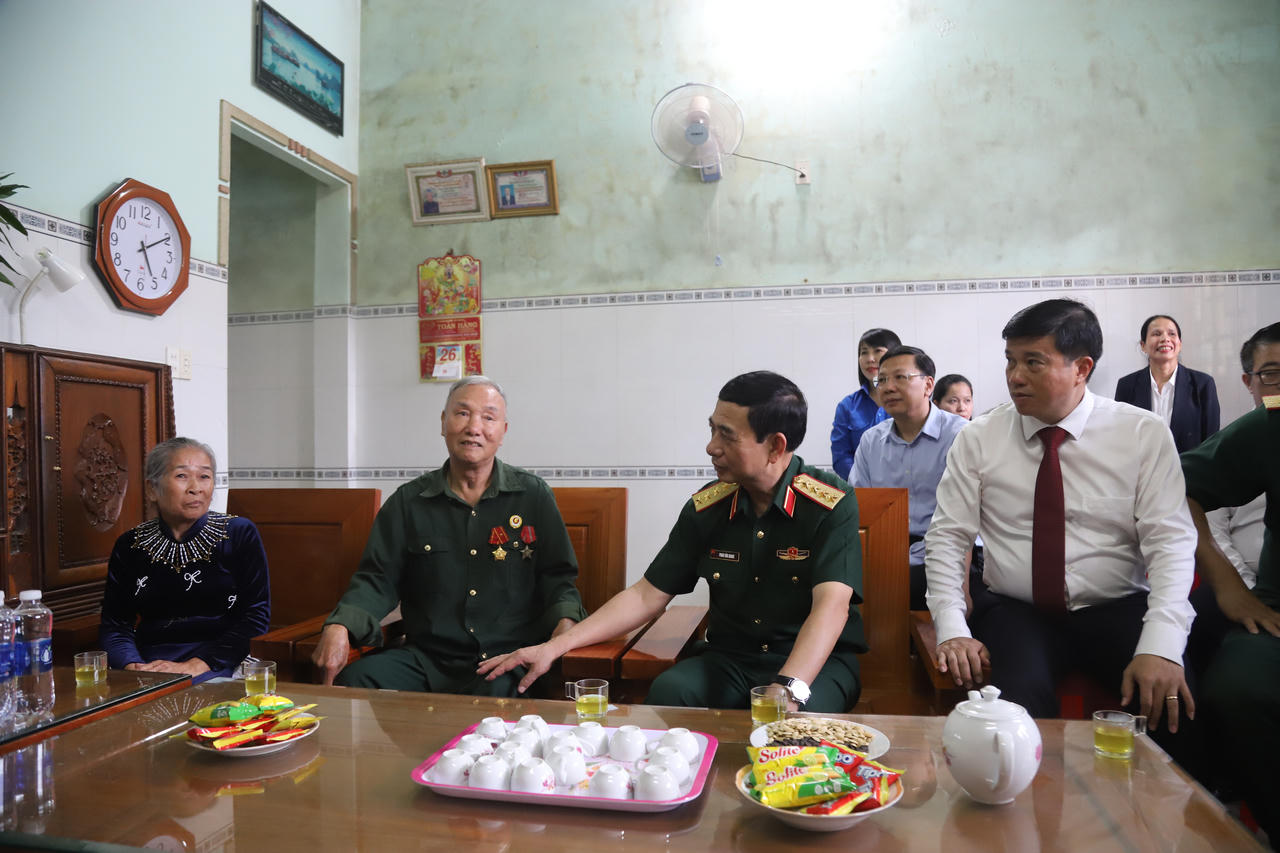 Ph&oacute; Thủ tướng Phan Văn Giang thăm, tặng qu&agrave; gia đ&igrave;nh &ocirc;ng Trương Văn Trường v&agrave; b&agrave; Nguyễn Thị Loan. Ảnh: P.Kh&aacute;nh