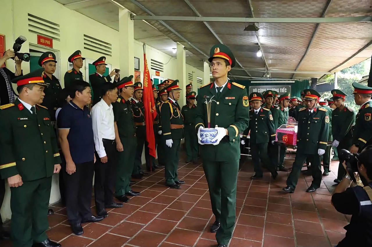 C&aacute;n bộ, chiến sĩ thực hiện nghi lễ di chuyển linh cữu c&aacute;c Anh h&ugrave;ng liệt sĩ trong kh&ocirc;ng kh&iacute; trang nghi&ecirc;m, th&agrave;nh k&iacute;nh. (Ảnh: PV)