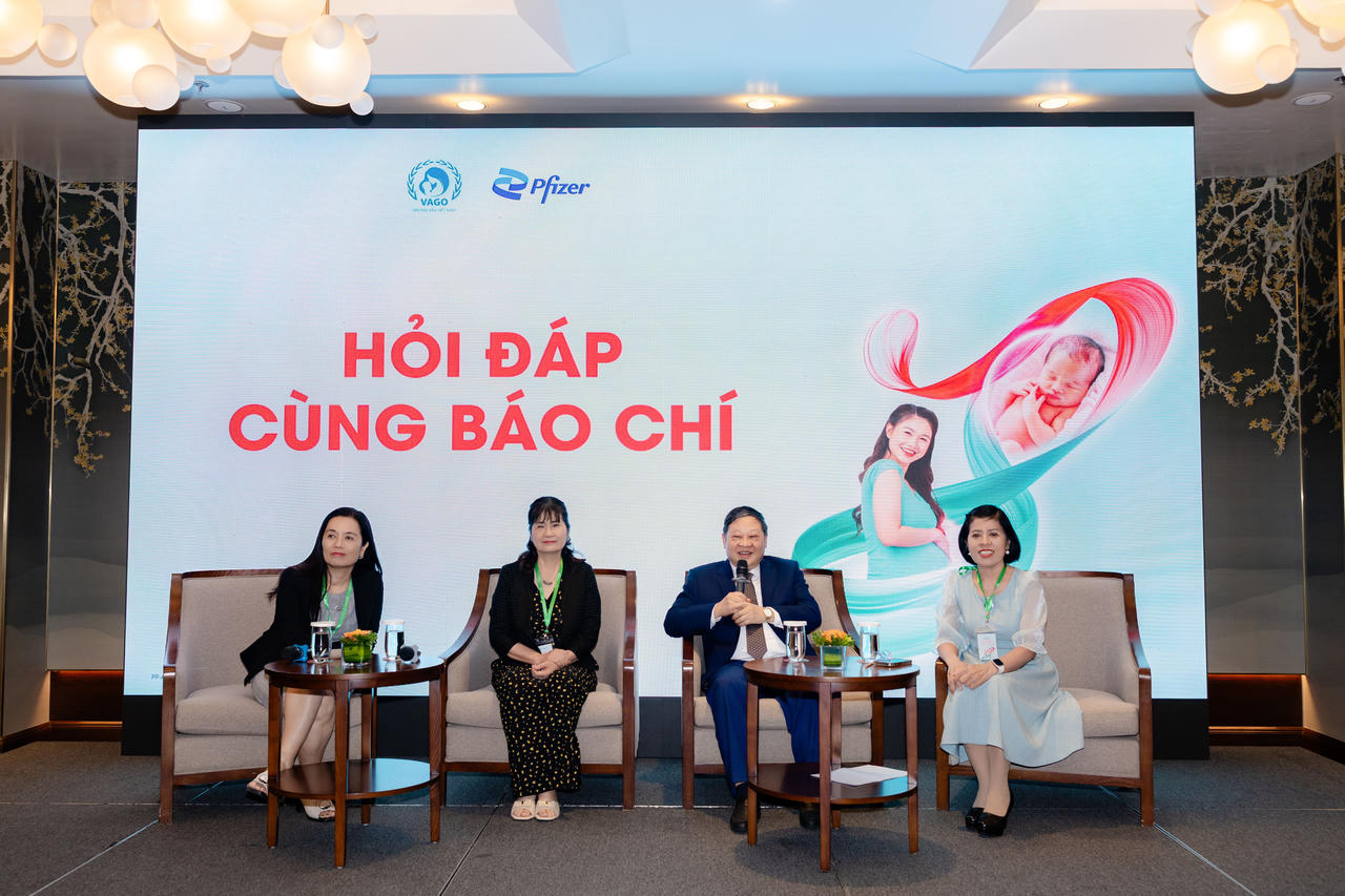 C&aacute;c chuy&ecirc;n gia trao đổi tại tọa đ&agrave;m.