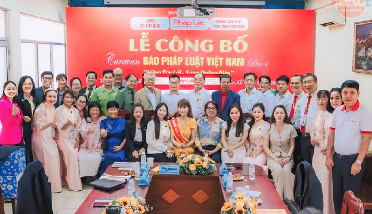C&aacute;c đại biểu chụp ảnh lưu niệm tại chương tr&igrave;nh.