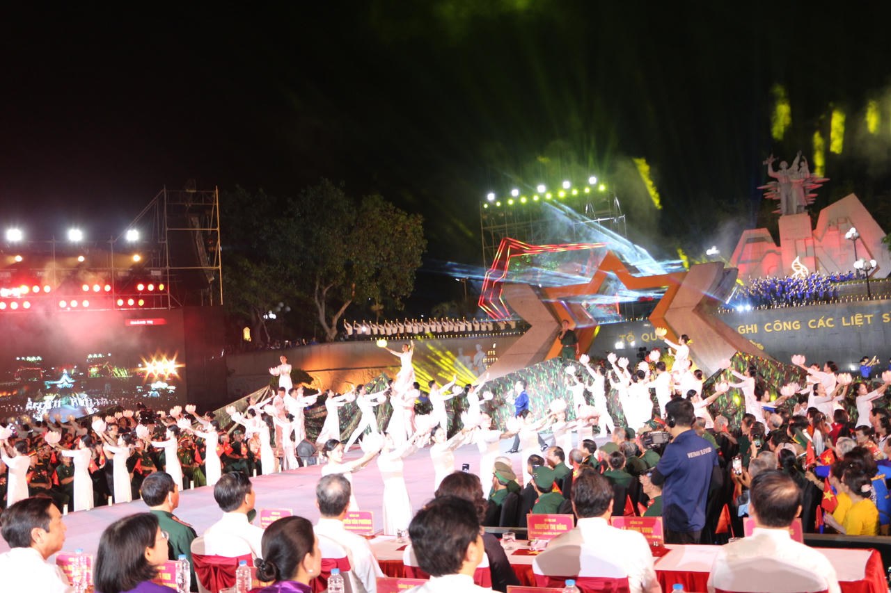 Từ Nghĩa trang Liệt sĩ Quốc gia Đường 9, chương tr&igrave;nh 'Sao s&aacute;ng dẫn đường' lan tỏa th&ocirc;ng điệp tri &acirc;n c&aacute;c Anh h&ugrave;ng liệt sĩ v&agrave; tiếp nối h&agrave;nh tr&igrave;nh t&igrave;m kiếm, quy tập, x&aacute;c định danh t&iacute;nh h&agrave;i cốt liệt sĩ. (Ảnh M.P)