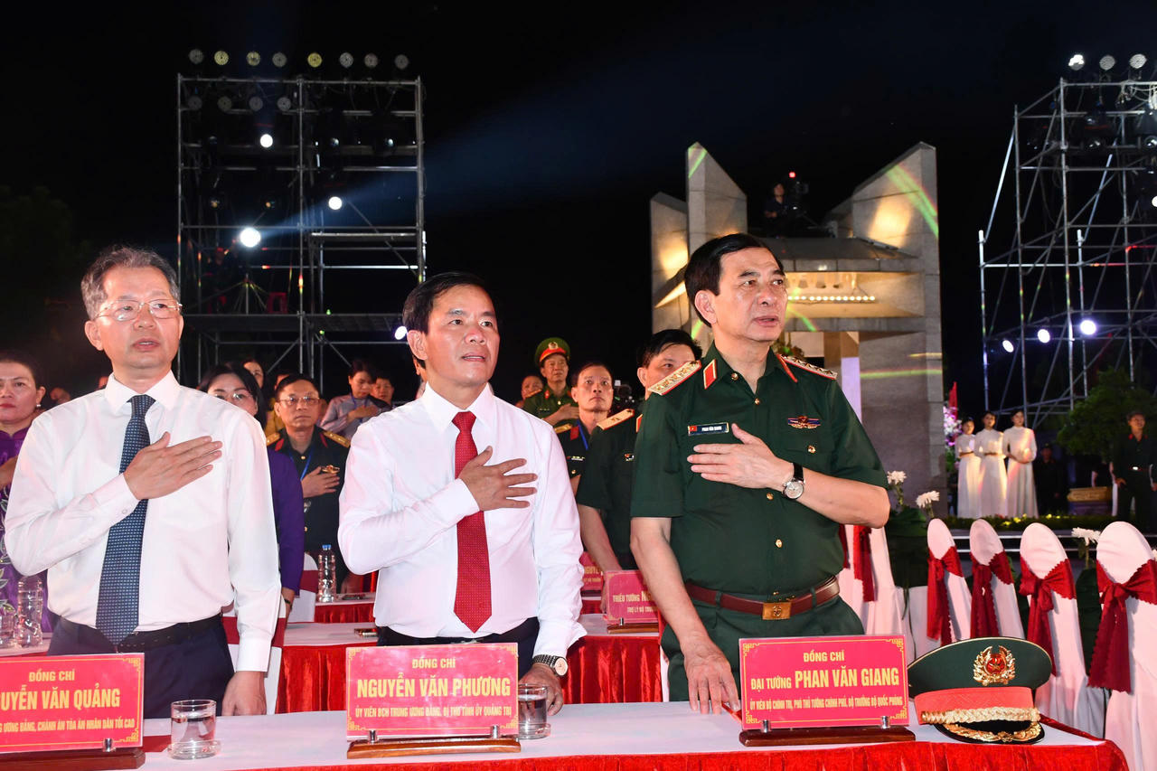 C&aacute;c đại biểu d&agrave;nh ph&uacute;t mặc niệm tưởng nhớ c&aacute;c Anh h&ugrave;ng liệt sĩ trước giờ diễn ra chương tr&igrave;nh. (Ảnh M.P)