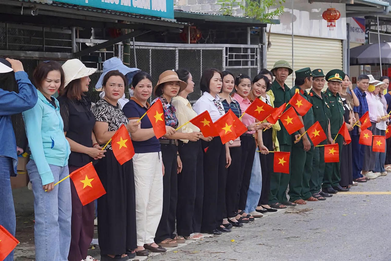 Đ&ocirc;ng đảo người d&acirc;n c&oacute; mặt tại hai b&ecirc;n đường để tiễn đưa c&aacute;c anh về nơi an nghỉ. (Ảnh: PV)