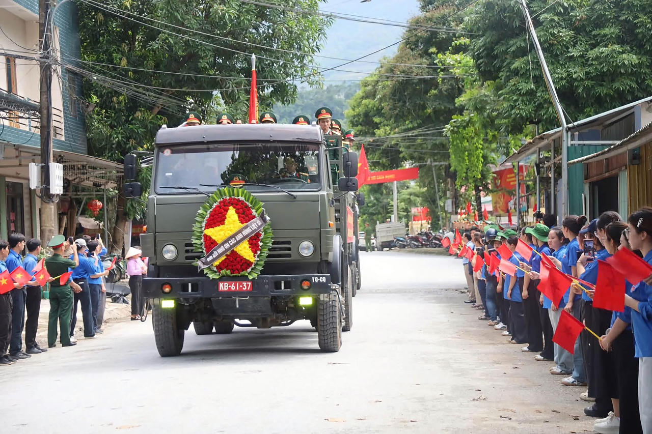 Đo&agrave;n xe chở c&aacute;c Anh h&ugrave;ng liệt sĩ rời Nh&agrave; qu&agrave;n, đưa c&aacute;c anh trở về y&ecirc;n nghỉ tại Nghĩa trang Liệt sĩ quốc gia Vị Xuy&ecirc;n. (Ảnh: PV)