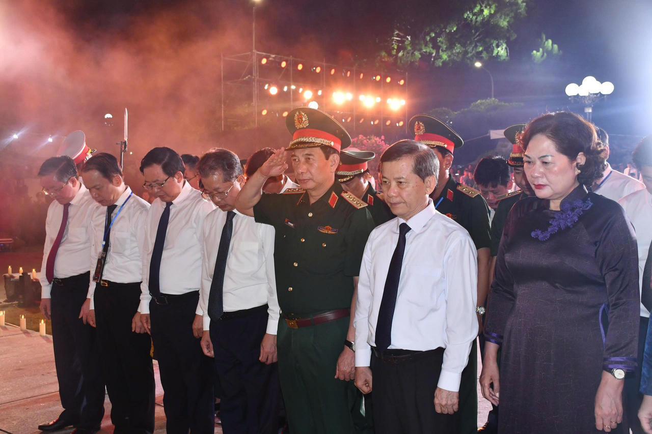 Đại tướng Phan Văn Giang c&ugrave;ng c&aacute;c đồng ch&iacute; l&atilde;nh đạo Đảng, Nh&agrave; nước dự chương tr&igrave;nh 'Sao s&aacute;ng dẫn đường' tại điểm cầu Quảng Trị. (Ảnh M.P).
