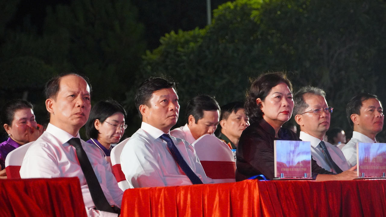 Bộ trưởng Bộ Tư ph&aacute;p Ho&agrave;ng Thanh T&ugrave;ng dự cầu truyền h&igrave;nh 'Sao s&aacute;ng dẫn đường' tại Nghĩa trang Liệt sĩ Quốc gia Đường 9.