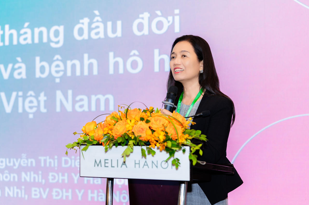 PGS.TS.BS Nguyễn Thị Diệu Th&uacute;y - Trưởng Bộ m&ocirc;n Nhi, Trường Đại học Y H&agrave; Nội; Trưởng khoa Nhi, Bệnh viện Đại học Y H&agrave; Nội b&aacute;o c&aacute;o tại tọa đ&agrave;m.