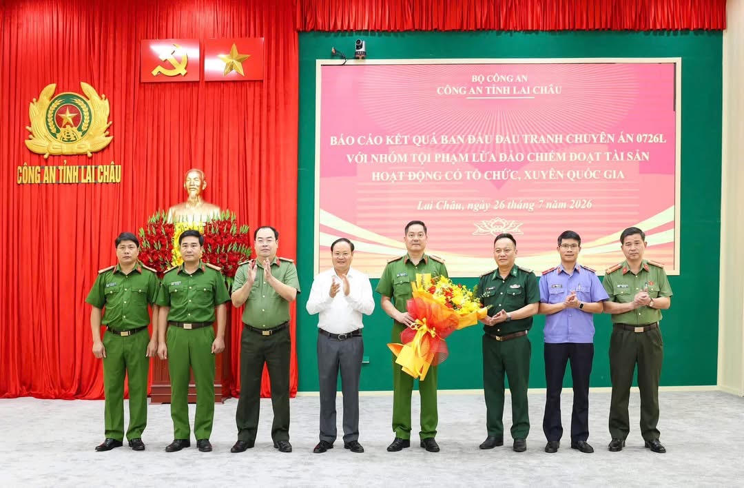 B&iacute; thư Tỉnh ủy L&ecirc; Minh Ng&acirc;n tặng hoa ch&uacute;c mừng&nbsp;c&aacute;c lực lượng ph&aacute; th&agrave;nh c&ocirc;ng chuy&ecirc;n &aacute;n. (Ảnh: C&ocirc;ng an tỉnh Lai Ch&acirc;u)