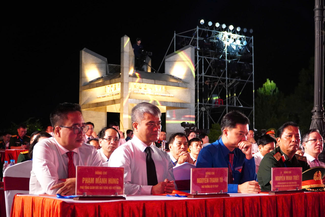 Thứ trưởng Bộ Tư ph&aacute;p Nguyễn Thanh T&uacute; dự cầu truyền h&igrave;nh 'Sao s&aacute;ng dẫn đường' tại Nghĩa trang Liệt sĩ Quốc gia Đường 9.