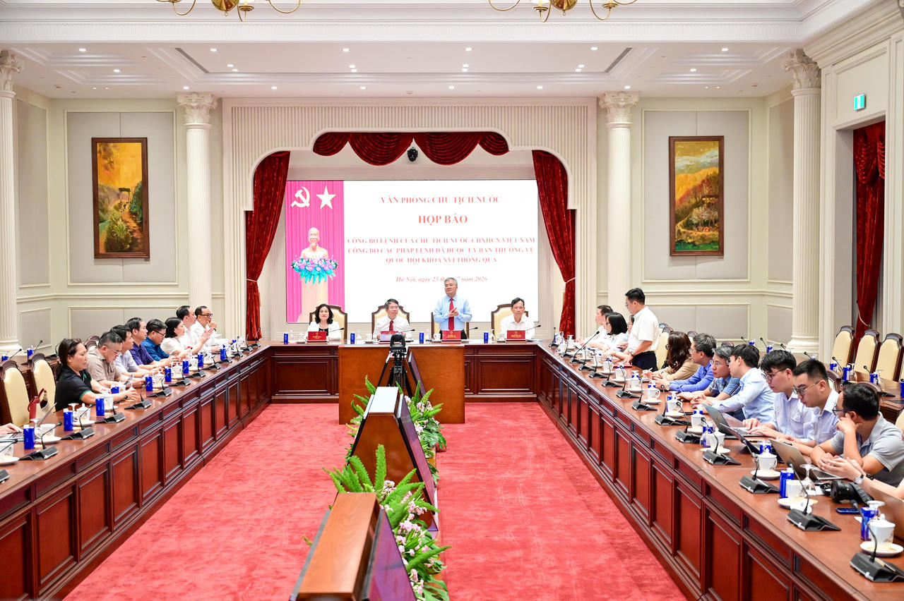 Ph&oacute; Chủ nhiệm Văn ph&ograve;ng Chủ tịch nước Cấn Đ&igrave;nh T&agrave;i chủ tr&igrave; họp b&aacute;o
