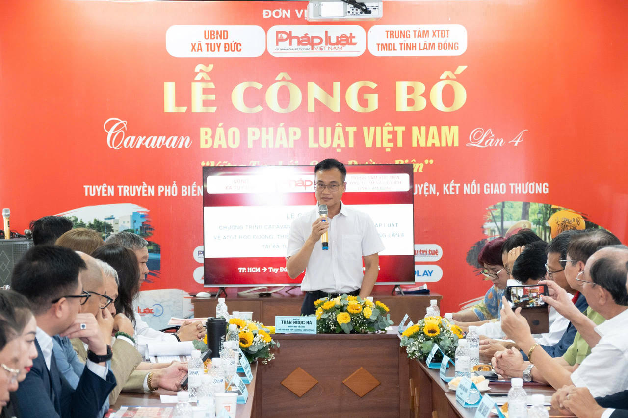 Nh&agrave; b&aacute;o Trần Ngọc H&agrave;, Ph&oacute; Tổng Bi&ecirc;n tập B&aacute;o Ph&aacute;p Luật Việt Nam, Trưởng Ban Tổ chức chương tr&igrave;nh ph&aacute;t biểu tại buổi lễ.