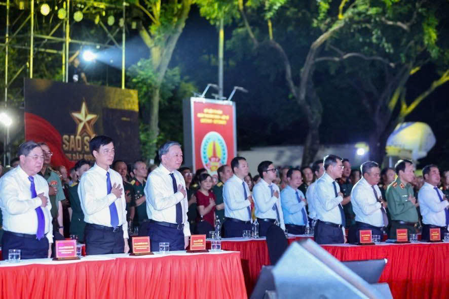 Tổng B&iacute; thư, Chủ tịch nước T&ocirc; L&acirc;m; Thủ tướng Ch&iacute;nh phủ L&ecirc; Minh Hưng v&agrave; c&aacute;c đại biểu dự chương tr&igrave;nh tại điểm cầu Tượng đ&agrave;i Bắc Sơn.