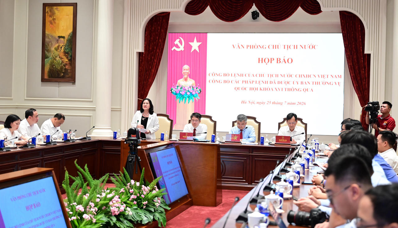 Quang cảnh họp b&aacute;o c&ocirc;ng bố Lệnh của Chủ tịch nước đối với 3 Ph&aacute;p lệnh&nbsp;