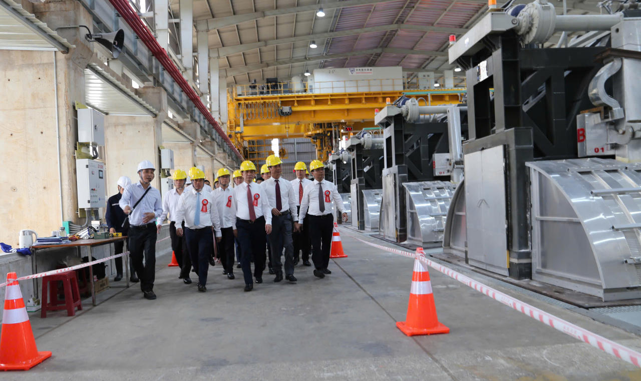 C&aacute;c đại biểu tham quan nh&agrave; m&aacute;y sản xuất nh&ocirc;m thỏi. Ảnh: M.Long.