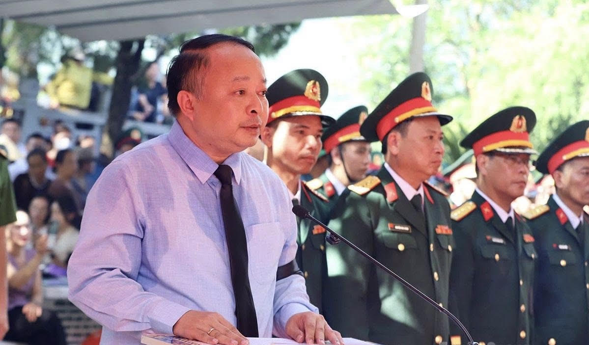 &Ocirc;ng Phan Huy Ngọc - Chủ tịch UBND tỉnh Tuy&ecirc;n Quang đọc điếu văn tại buổi lễ. (Ảnh: PV)