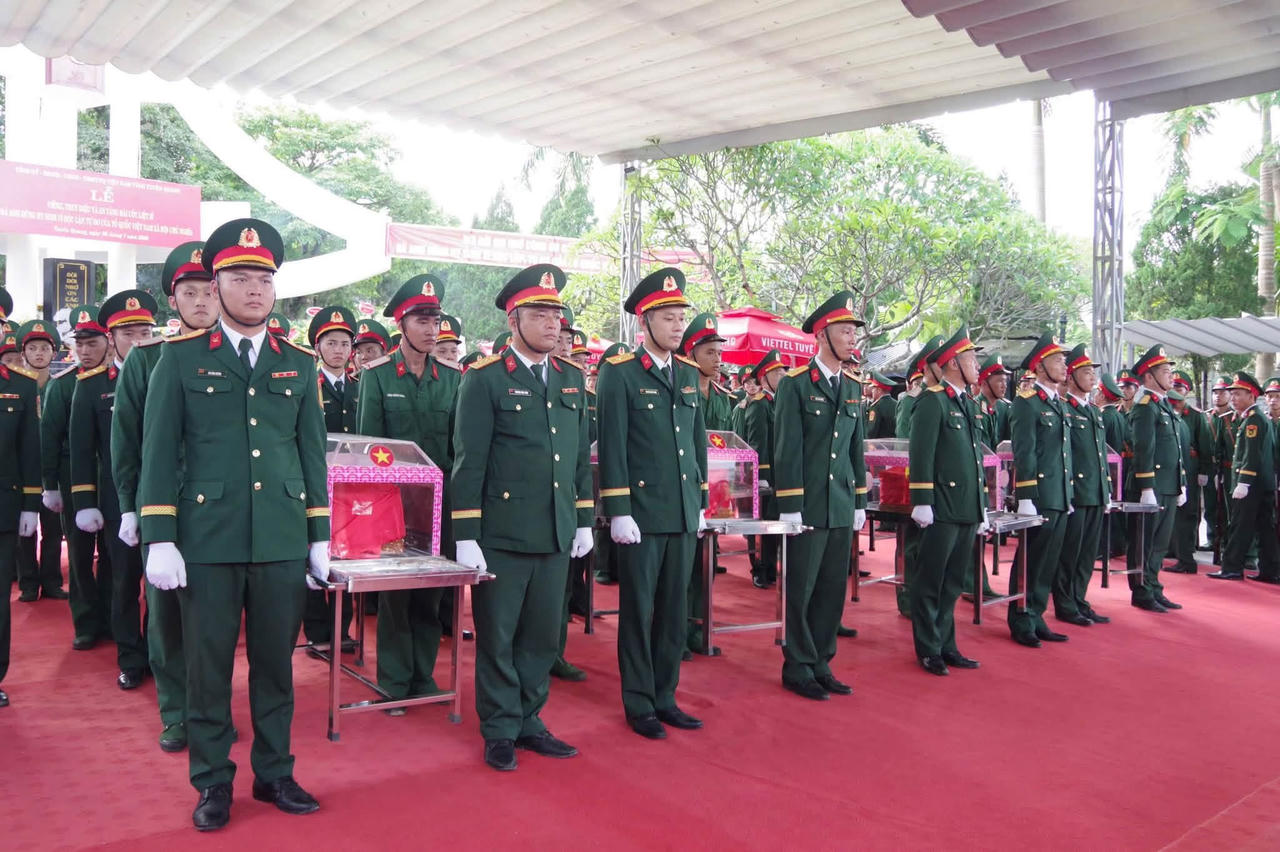 Trang nghi&ecirc;m Lễ viếng, truy điệu v&agrave; an t&aacute;ng h&agrave;i cốt 34 liệt sĩ tại Nghĩa trang Liệt sĩ Quốc gia Vị Xuy&ecirc;n