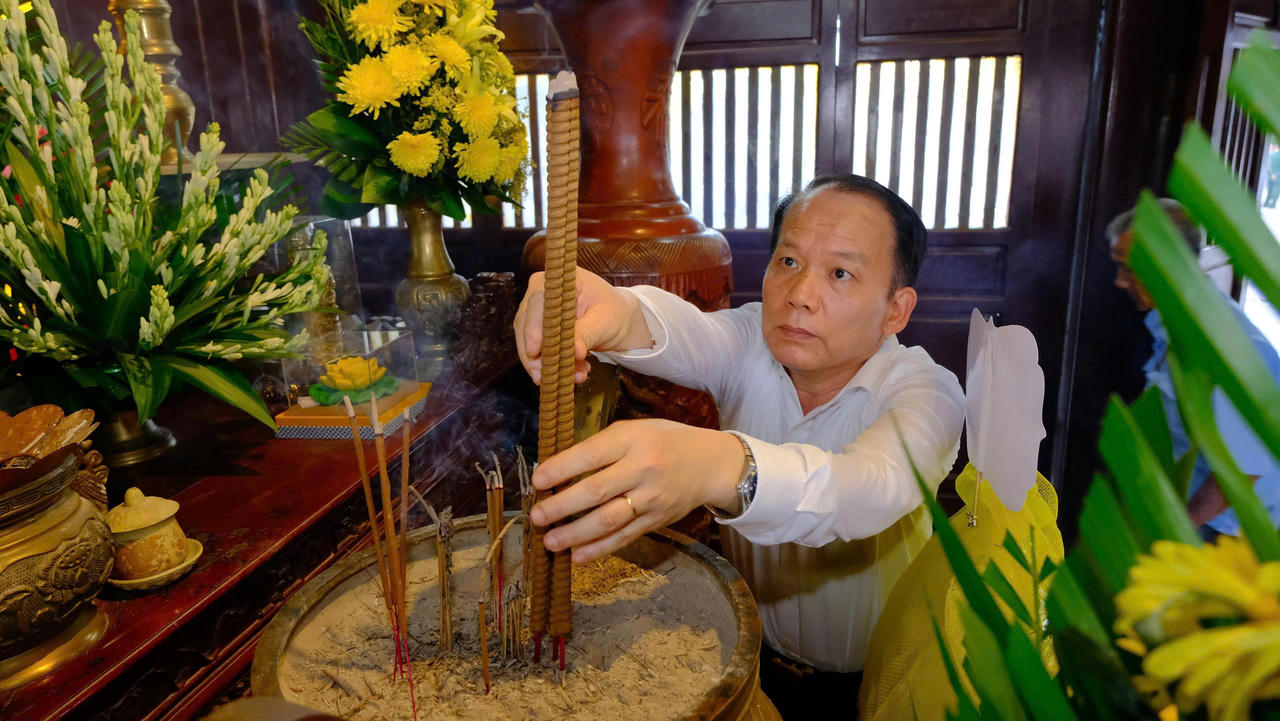 Bộ trưởng Bộ Tư ph&aacute;p Ho&agrave;ng Thanh T&ugrave;ng th&agrave;nh k&iacute;nh d&acirc;ng hương tưởng niệm c&aacute;c Anh h&ugrave;ng liệt sĩ tại Đền Tưởng niệm Bờ Nam s&ocirc;ng Thạch H&atilde;n