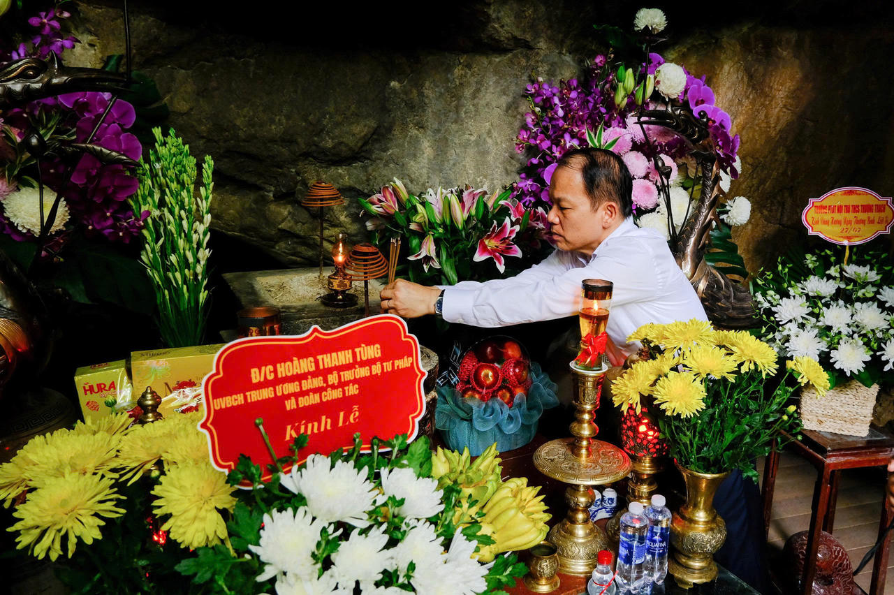 Bộ trưởng thắp n&eacute;n hương tri &acirc;n tại Hang T&aacute;m C&ocirc;, địa danh thi&ecirc;ng gắn với sự hy sinh anh dũng của c&aacute;c thanh ni&ecirc;n xung phong tr&ecirc;n tuyến đường Trường Sơn huyền thoại.
