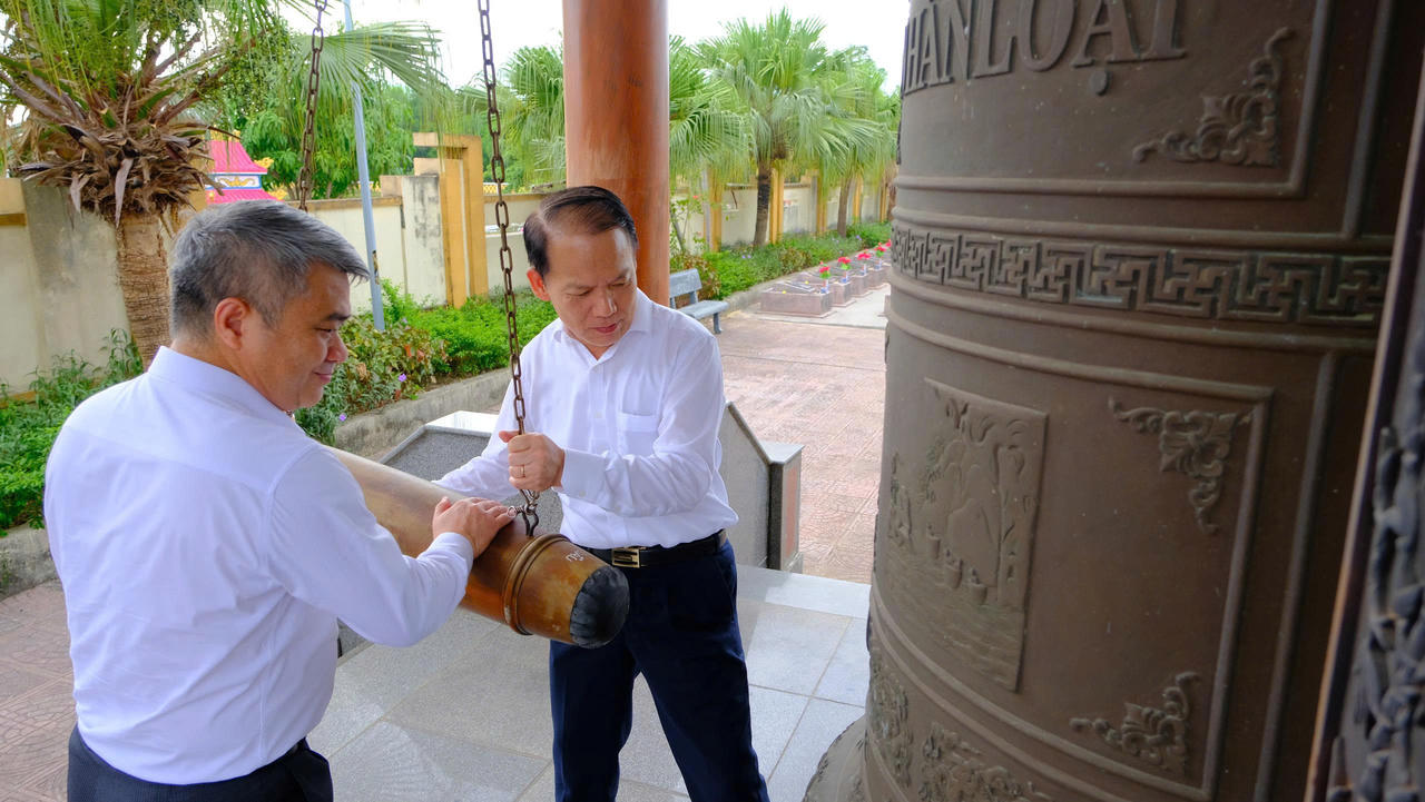 Bộ trưởng Ho&agrave;ng Thanh T&ugrave;ng c&ugrave;ng Thứ trưởng Nguyễn Thanh T&uacute; thực hiện nghi thức thỉnh chu&ocirc;ng tưởng niệm c&aacute;c Anh h&ugrave;ng liệt sĩ tại Nghĩa trang Ba Dốc