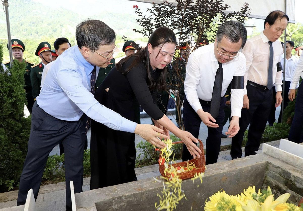 C&aacute;c đồng ch&iacute; l&atilde;nh đạo Đảng, Nh&agrave; nước, l&atilde;nh đạo tỉnh Tuy&ecirc;n Quang th&agrave;nh k&iacute;nh tiễn đưa c&aacute;c liệt sĩ về nơi an nghỉ. (Ảnh: Thanh Nghị)