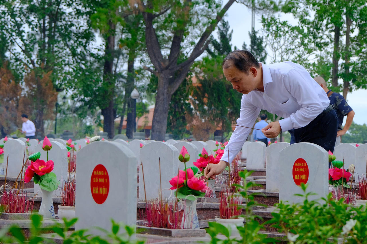 Bộ trưởng Ho&agrave;ng Thanh T&ugrave;ng thắp hương tại c&aacute;c phần mộ liệt sĩ ở Nghĩa trang Liệt sĩ Quốc gia Trường Sơn trong h&agrave;nh tr&igrave;nh tri &acirc;n nh&acirc;n kỷ niệm 79 năm Ng&agrave;y Thương binh - Liệt sĩ