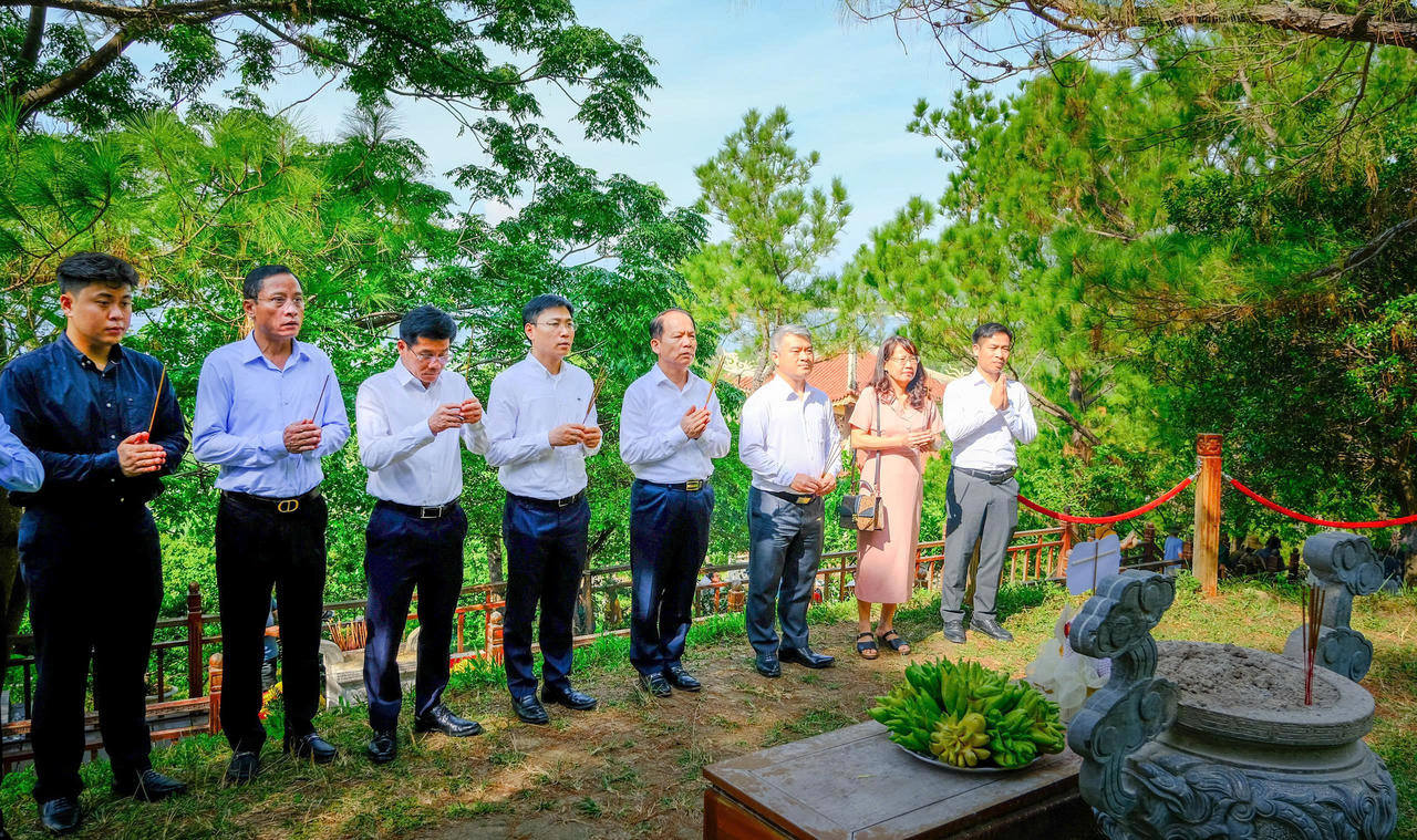 Đo&agrave;n c&ocirc;ng t&aacute;c th&agrave;nh k&iacute;nh d&acirc;ng hương tại Khu mộ Đại tướng V&otilde; Nguy&ecirc;n Gi&aacute;p ở Vũng Ch&ugrave;a - Đảo Yến, b&agrave;y tỏ l&ograve;ng biết ơn đối với những cống hiến to lớn của Đại tướng đối với sự nghiệp đấu tranh giải ph&oacute;ng d&acirc;n tộc, x&acirc;y dựng v&agrave; bảo vệ Tổ quốc.