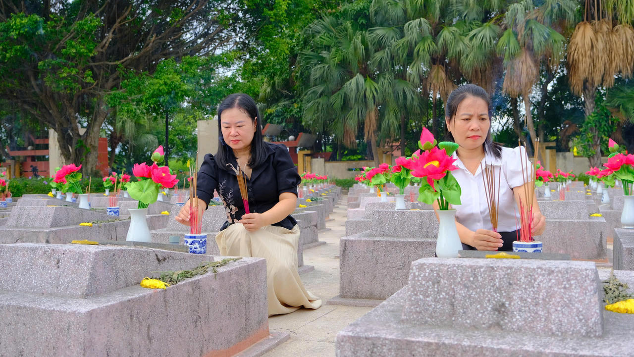 Chị Kh&aacute;nh Chi (&aacute;o đen) thắp n&eacute;n hương tri &acirc;n c&aacute;c Anh h&ugrave;ng liệt sĩ tại Nghĩa trang Ba Dốc. Hơn nửa thế kỷ sau chiến tranh, gia đ&igrave;nh b&agrave; vẫn đau đ&aacute;u đi t&igrave;m phần mộ người th&acirc;n đ&atilde; hy sinh