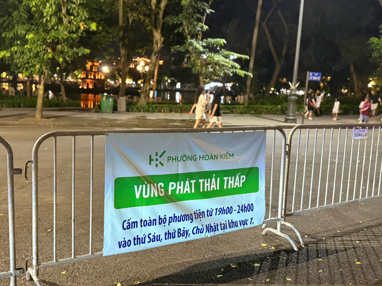 Biển th&ocirc;ng b&aacute;o v&ugrave;ng ph&aacute;t thải thấp được lắp đặt tại khu vực hồ Ho&agrave;n Kiếm, H&agrave; Nội. (Ảnh: PV).