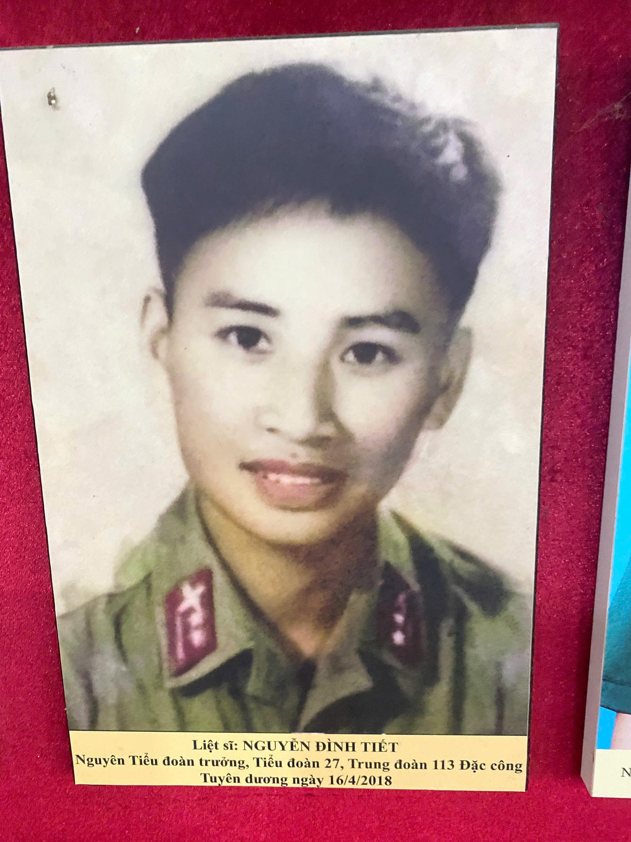 H&igrave;nh ảnh Liệt sĩ Nguyễn Đ&igrave;nh Tiết- Nguy&ecirc;n Tiểu đo&agrave;n trưởng, Tiểu đo&agrave;n 27, Trung đo&agrave;n 113 Đặc c&ocirc;ng. Năm 2018 Liệt sĩ Nguyễn Đ&igrave;nh Tiết được nh&agrave; nước truy tặng danh hiệu anh h&ugrave;ng LLVTND. Nguồn ảnh ( Bảo t&agrave;ng Đặc c&ocirc;ng cung cấp).