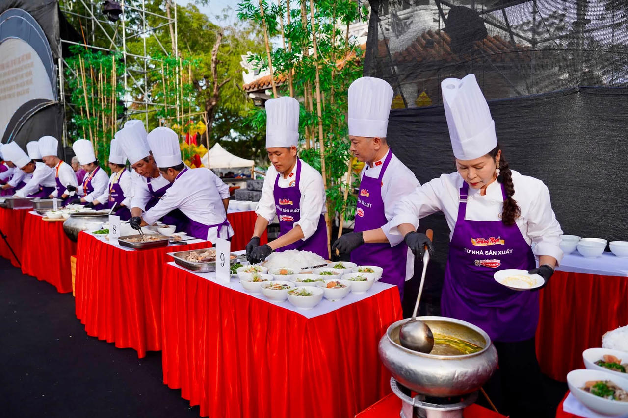 C&aacute;c nghệ nh&acirc;n v&agrave; đầu bếp từ ba miền đồng loạt chế biến b&uacute;n b&ograve; Huế rồi phục vụ thực kh&aacute;ch tại sự kiện.(Ảnh: Đ&igrave;nh Ho&agrave;ng)