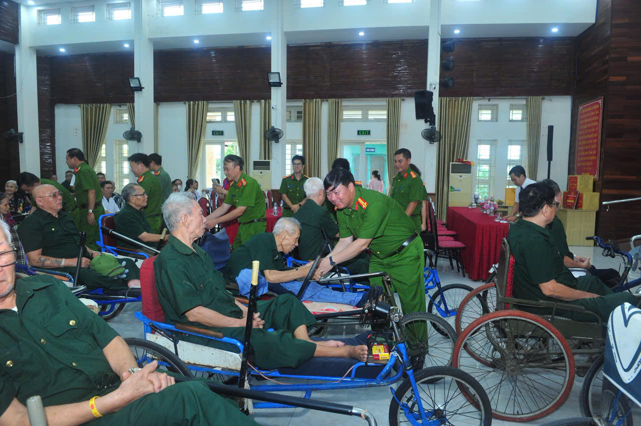 L&atilde;nh đạo Cục C05 tặng qu&agrave; c&aacute;c thương binh, bệnh binh nặng đang được chăm s&oacute;c tại Trung t&acirc;m Điều dưỡng thương binh Thuận Th&agrave;nh, tỉnh Bắc Ninh (Ảnh: C05)
