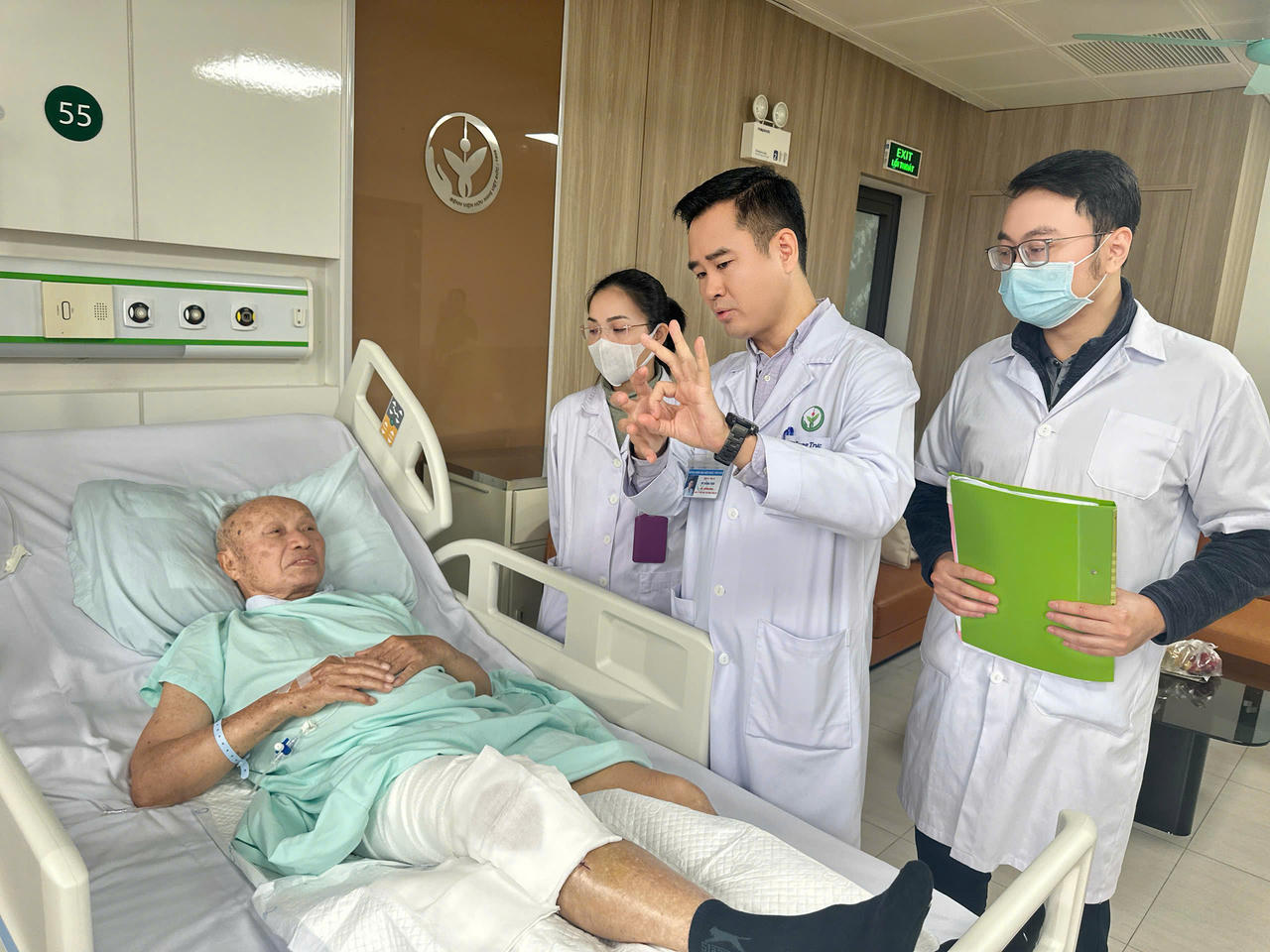 TTUT.TS.BS Vũ Trung Trực &ndash; Ph&oacute; Trưởng khoa Phẫu thuật H&agrave;m mặt, Tạo h&igrave;nh &ndash; Thẩm mỹ thăm kh&aacute;m người bệnh sau phẫu thuật.
