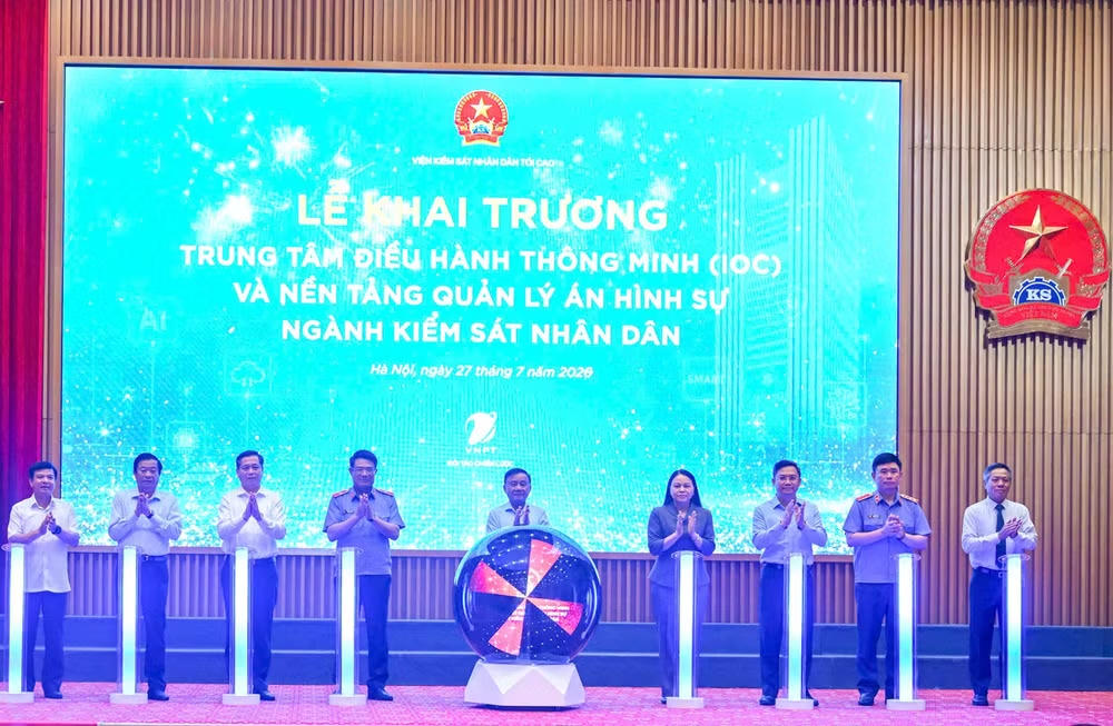 Thường trực Ban B&iacute; thư Trần Cẩm T&uacute; v&agrave; c&aacute;c đại biểu nhấn n&uacute;t thực hiện nghi thức khai trương Trung t&acirc;m điều h&agrave;nh th&ocirc;ng minh (IOC). Ảnh: nhandan.vn