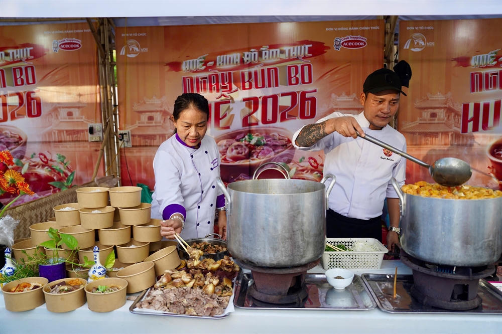 Năm nay, chương tr&igrave;nh Huế - Kinh đ&ocirc; ẩm thực 2026 được tổ chức với quy m&ocirc; lớn, tạo được sức h&uacute;t lớn với người d&acirc;n v&agrave; du kh&aacute;ch. (Ảnh: Đ&igrave;nh Ho&agrave;ng)