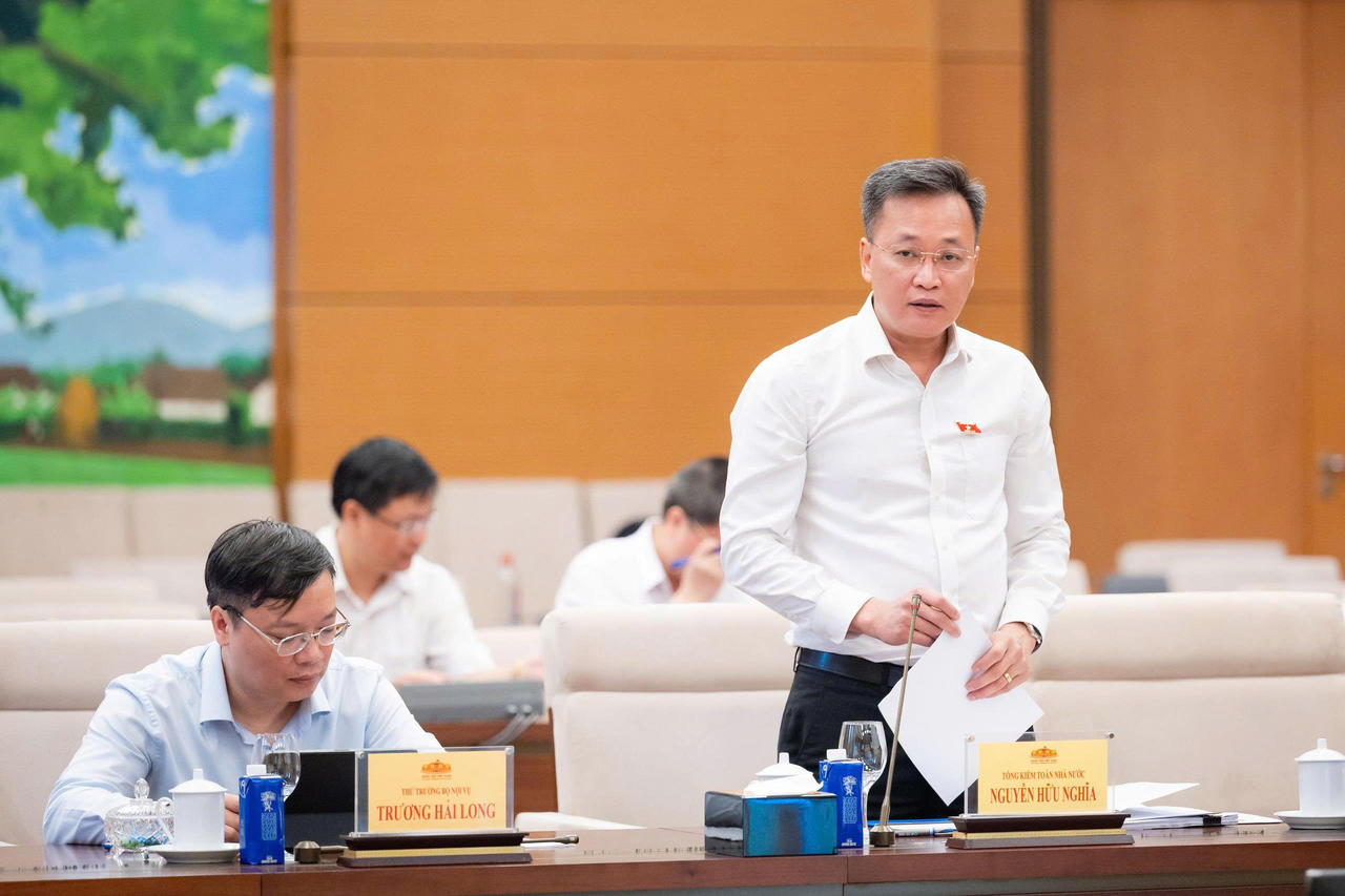 Tổng KTNN Nguyễn Hữu Nghĩa tr&igrave;nh b&agrave;y tờ tr&igrave;nh tại phi&ecirc;n họp.