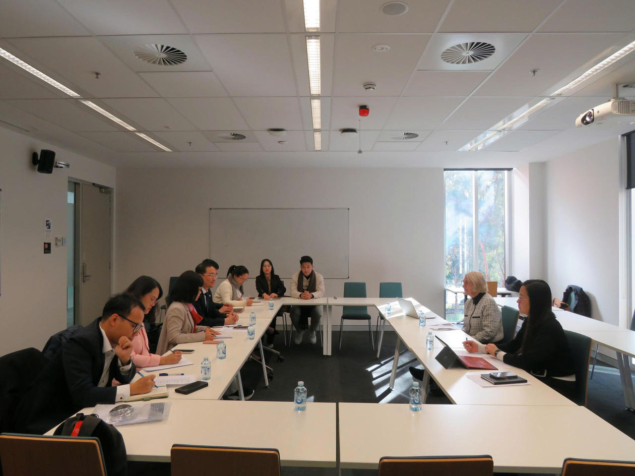 Nghi&ecirc;n cứu, học tập kinh nghiệm về phổ biến, gi&aacute;o dục ph&aacute;p luật tại Australia