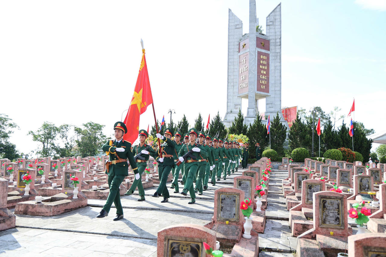 Khu tưởng niệm c&aacute;c nh&agrave; b&aacute;o &ndash; liệt sĩ trong &Acirc;u Lạc Cổ Tự. Ảnh: B&ugrave;i Văn &Yacute;